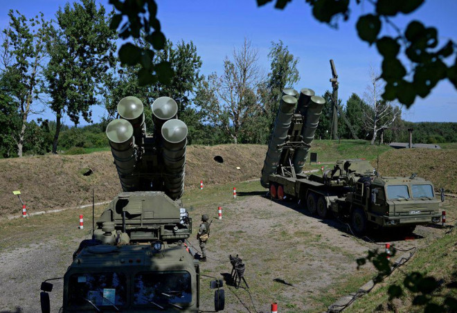 Một tổ hợp tên lửa phòng không S-400 của Nga. Ảnh: Reuters.