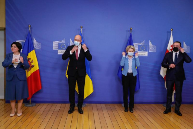Các thủ tướng các nước Moldova (trái), Ukraine (thứ hai từ trái sang)và Georgia (phải) trong cuộc gặp với Chủ tịch Ủy ban châu Âu Ursula von der Leyen ngày 30-11-2021. Ảnh: EPA-EFE