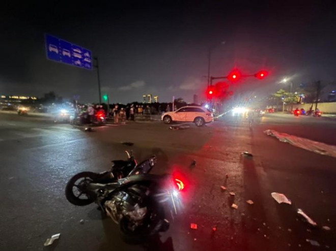 Hiện trường vụ tai nạn giữa ô tô và xe máy trên địa bàn phường Thủ Thiêm làm 1 người tử vong (Ảnh: Đăng Lê)