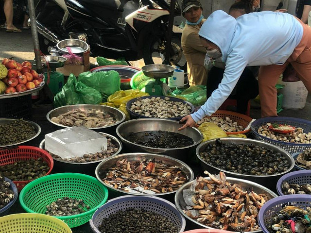 Thị trường - Tiêu dùng - Giá xăng dầu tăng nhưng bán ế ẩm, tiểu thương không dám tăng giá