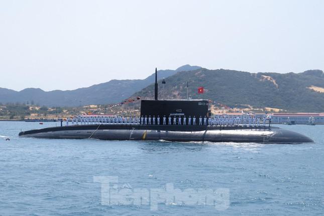 Tàu ngầm 183-TPHCM tham gia duyệt đội hình tàu ngầm trong lễ kỷ niệm 60 năm thành lập Hải quân nhân dân Việt Nam (tháng 5/2015)