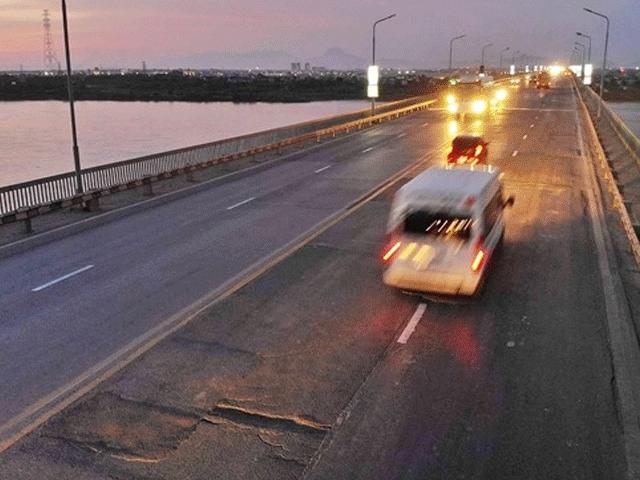 Mặt cầu Thăng Long xuống cấp, rung bần bật khi xe ô tô đi qua