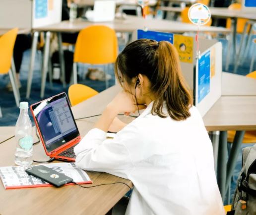 Học hành sa sút do lệ thuộc thiết bị điện tử (ảnh minh họa). Ảnh: NLĐO