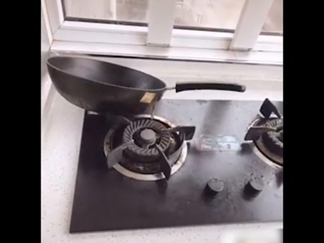 Cười 24H - Khi vợ vắng nhà, các ông chồng vào bếp như lên "chiến trường"