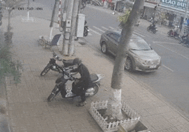 Clip: Dùng chiêu này, kẻ gian lừa bảo vệ lấy trộm 2 xe máy trong tích tắc - 1