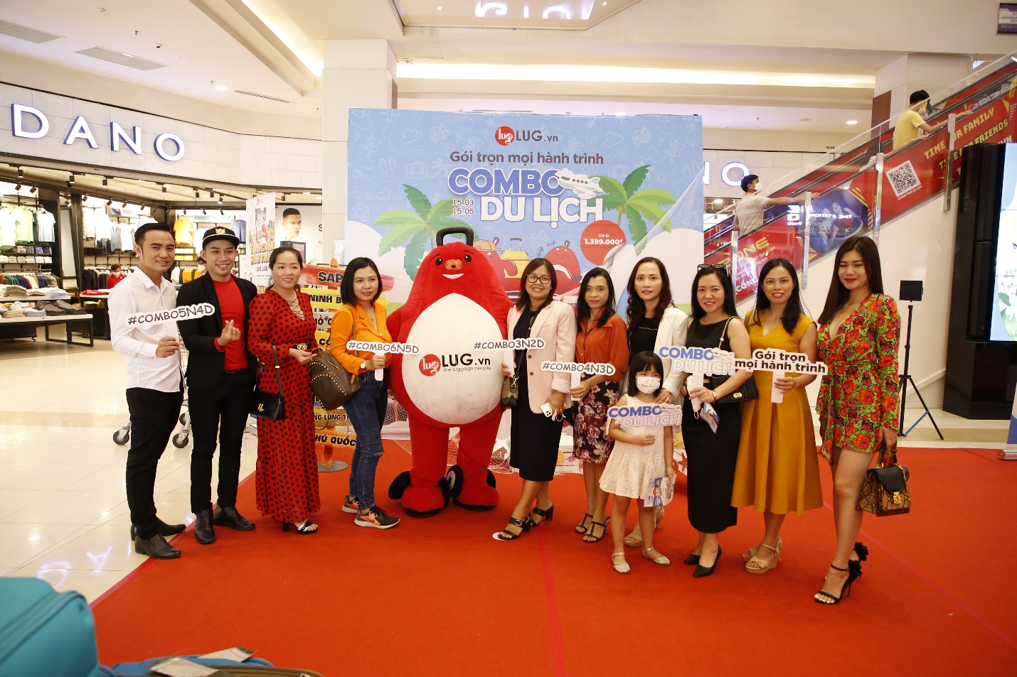 Các khách mời tham dự chụp hình lưu niệm tại sự kiện.