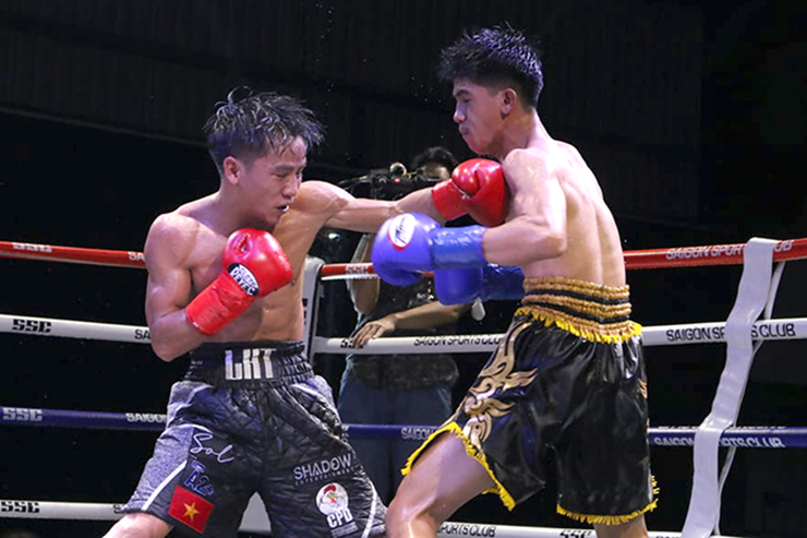Dù bất lợi về thể hình, võ sĩ của Việt Nam tự tin chủ động tấn công suốt 12 hiệp đấu