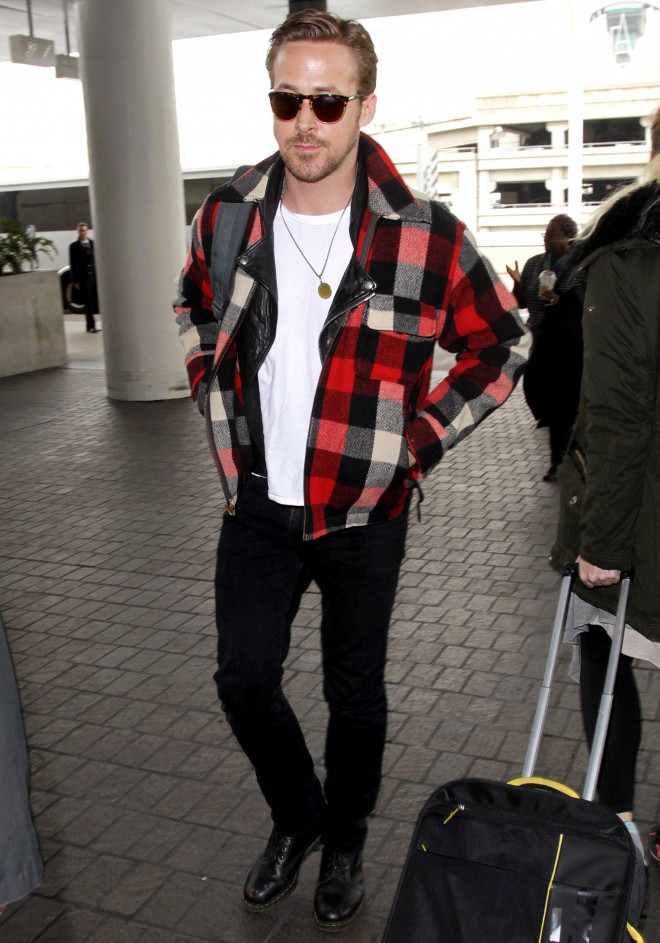 Combo áo Flannel và T-shirt theo phong cách của ngôi sao&nbsp;Ryan Gosling.