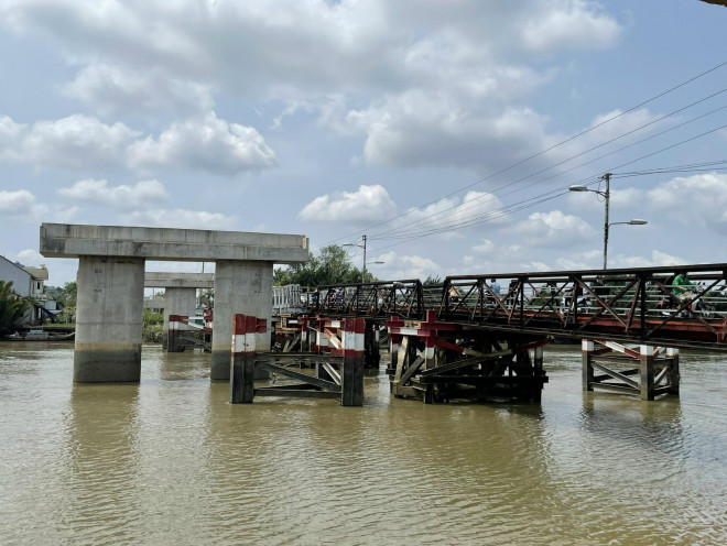 Cầu Long Kiểng ở huyện Nhà Bè vẫn “trơ gan cùng tuế nguyệt” sau hơn 20 năm triển khai dự án. Ảnh: THU HỒNG