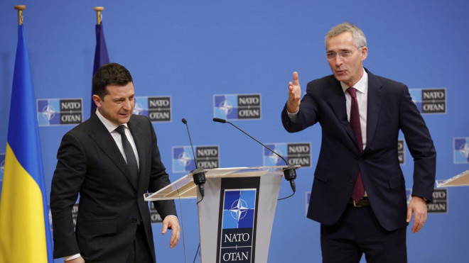 Tổng Thư ký NATO Jens Stoltenberg (phải) và Tổng thống Ukraine Volodymyr Zelensky. Ảnh: AP