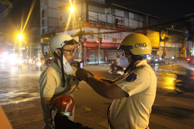 CSGT đo độ cồn tài xế N.