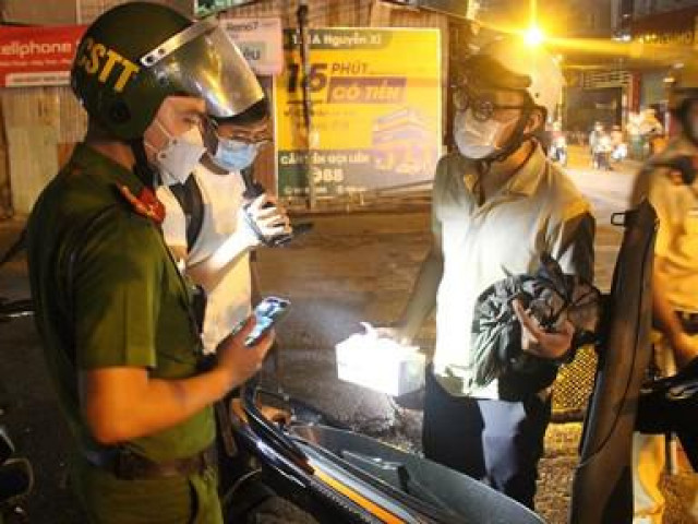 Tin tức trong ngày - Từ Hóc Môn chạy ôtô qua Bình Thạnh nhậu 2 lon bia, bị tước bằng lái 11 tháng