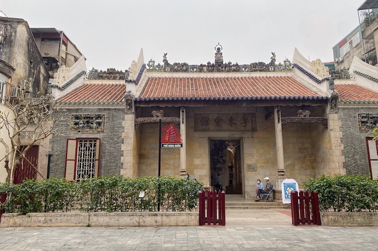 Hội quán Quảng Đông nằm ở mặt đường phố Hàng Buồm (Hoàn Kiếm, Hà Nội), đây là một trong những con phố đắt đỏ bậc nhất thủ đô với giá đất thị trường dao động từ 400 – 500 triệu đồng/m2.
