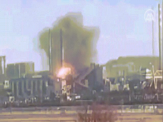 Video: Khói lửa mù mịt, nhà máy thép khổng lồ ở Ukraine bị phá hủy do giao tranh