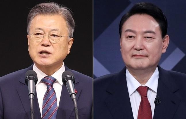 Tổng thống Hàn Quốc đương nhiệm Moon Jae-in (trái) và Tổng thống đắc cử Yoon Suk-yeol (phải)