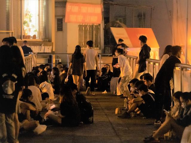Tin tức trong ngày - "Chốn hẹn hò trong đêm" trên cầu vượt dành cho người đi bộ ở Hà Nội