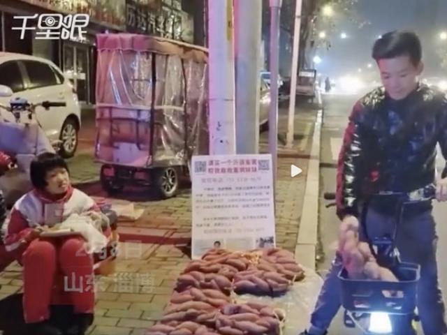 Bạn trẻ - Cuộc sống - Bé 10 tuổi vừa làm bài vừa bán khoai trong đêm lạnh, lý do khiến ai nấy lặng người