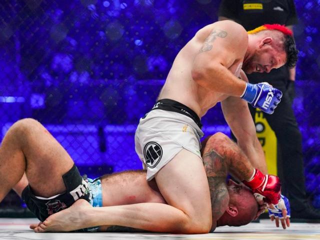 Thể thao - Cầu thủ Chelsea đánh bại võ sĩ MMA, "ông trùm" Facebook bị thách đấu