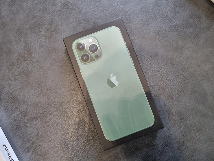 iPhone 13 Pro Max màu xanh lục không chỉ bắt mắt mà còn đầy cá tính. Sản phẩm này có nét tương đồng với những chiếc xe hơi thể thao, tạo ra vẻ ngoài độc đáo và mạnh mẽ. Hãy xem video để cảm nhận rõ hơn về sự khác biệt của sản phẩm này.