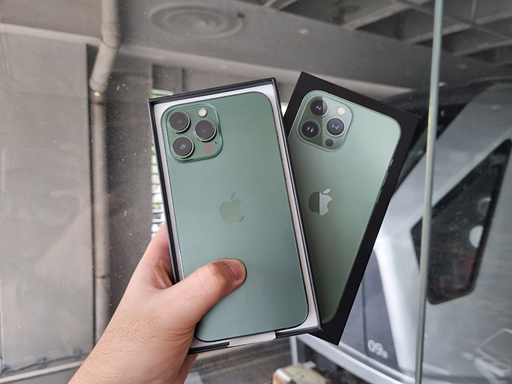 Màu xanh lá cây của iPhone 13 Pro Max sẽ cho một cái nhìn mới lạ và tươi trẻ. Xem hình ảnh để hiểu rõ thêm về sắc thái độc đáo của màu xanh này trên sản phẩm này.