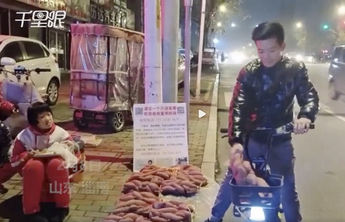 Bé gái 10 tuổi vừa học vừa bán khoai lang để có tiền cứu em gái mắc bệnh bạch cầu. Ảnh: Weibo
