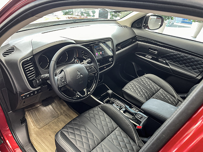 Details of the upgraded version of Mitsubishi Outlander at the dealer - 12
