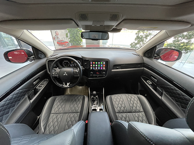 Details of the upgraded version of Mitsubishi Outlander at the dealer - 11