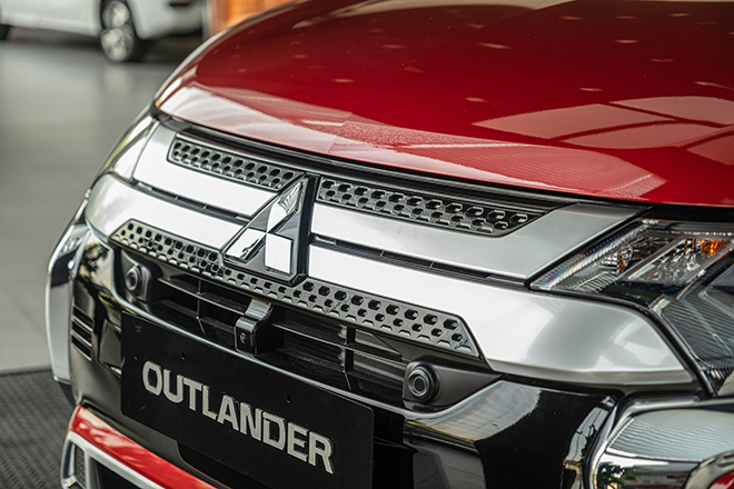 Details of the upgraded version of the Mitsubishi Outlander model at the dealer - 8