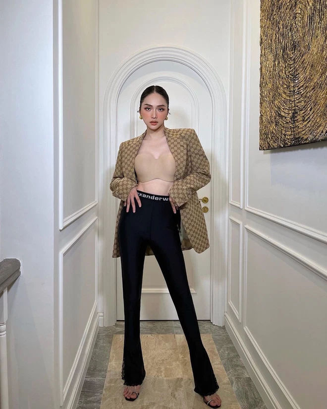 Hương Giang cũng chọn trang phục Gucci khi phối cùng áo ngực cùng màu da, giúp tạo nên phong cách thời thượng.