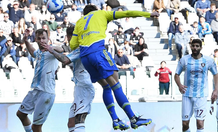 Tân binh "bom tấn" Dusan Vlahovic đã có bàn thắng thứ tư sau 7 lần ra sân ở Serie A mùa này cho Juventus