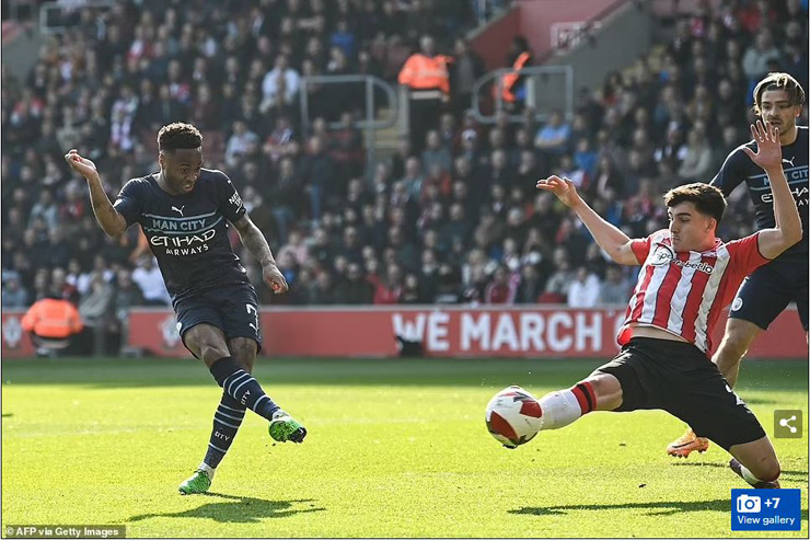 Raheem Sterling sớm đưa Man City dẫn trước nhưng họ vẫn gặp khó khăn trên sân của Southampton trong hiệp 1