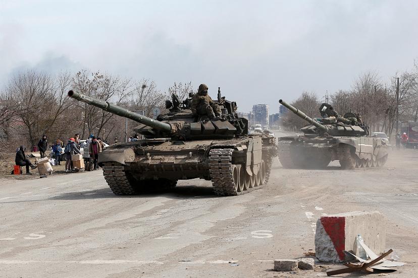 Xe tăng quân đội Nga ở ngoại ô Mariupol (ảnh: CNN)