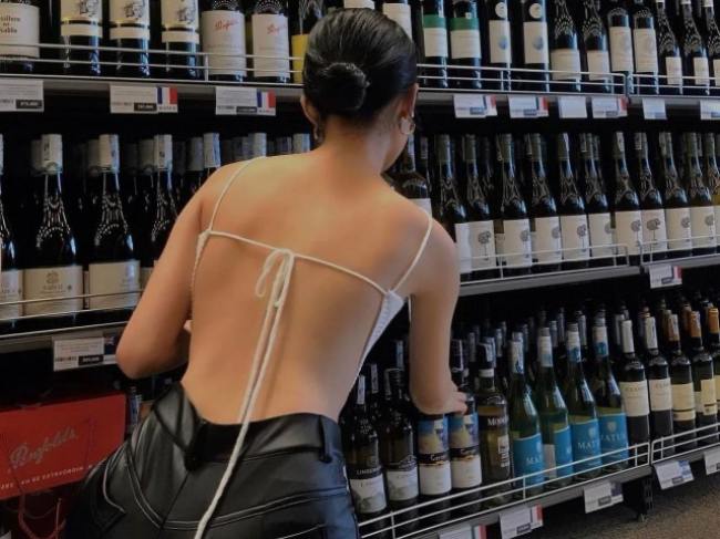 Many Vietnamese girls go to the supermarket to take sexy photos and show off their unsophisticated body?  - 5