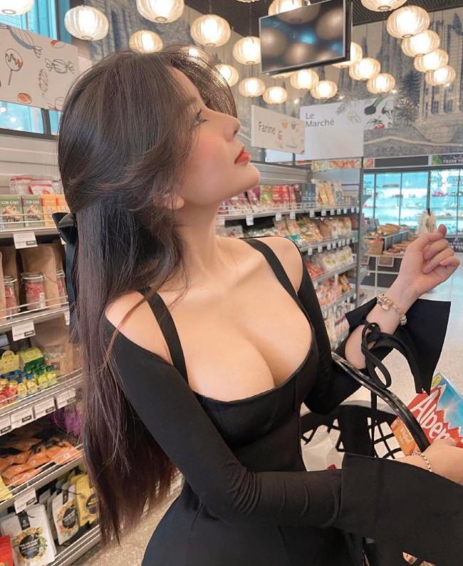 Many Vietnamese girls go to the supermarket to take sexy photos and show off their unsophisticated body?  - 3