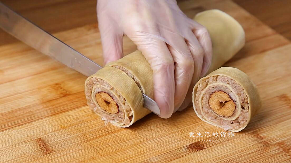 Tofu ky brings pork rolls, a way that few people think of but the finished product deserves 