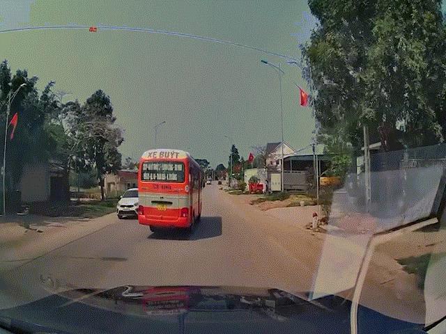 Tin tức ô tô - Clip: Pha đánh lái "cực dẻo" của tài xế tránh tai nạn trong tích tắc