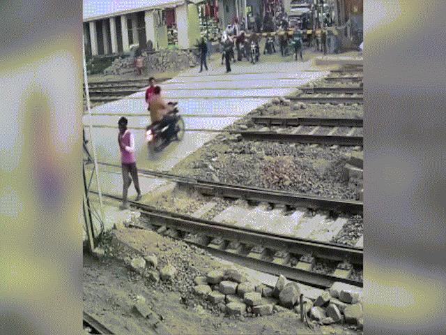 Xe máy - Xe đạp - Clip: Vượt rào chắn đường tàu, thanh niên thoát chết thần kỳ