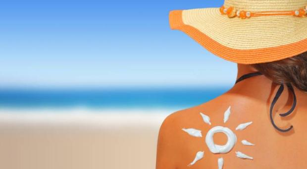 Top 6 sunscreen bottles " delicious, nutritious, cheap"  that you should have in your beach bag this summer - 1