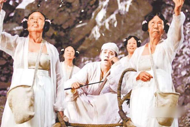 Tạo hình "tứ đại tỳ nữ" theo hầu hạ công tử Hư Không (La Chí Tường) trong phim.