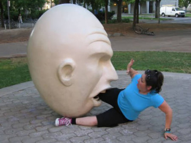 Tranh vui - Bật cười với những con người thích "tự sướng" với tượng bên đường