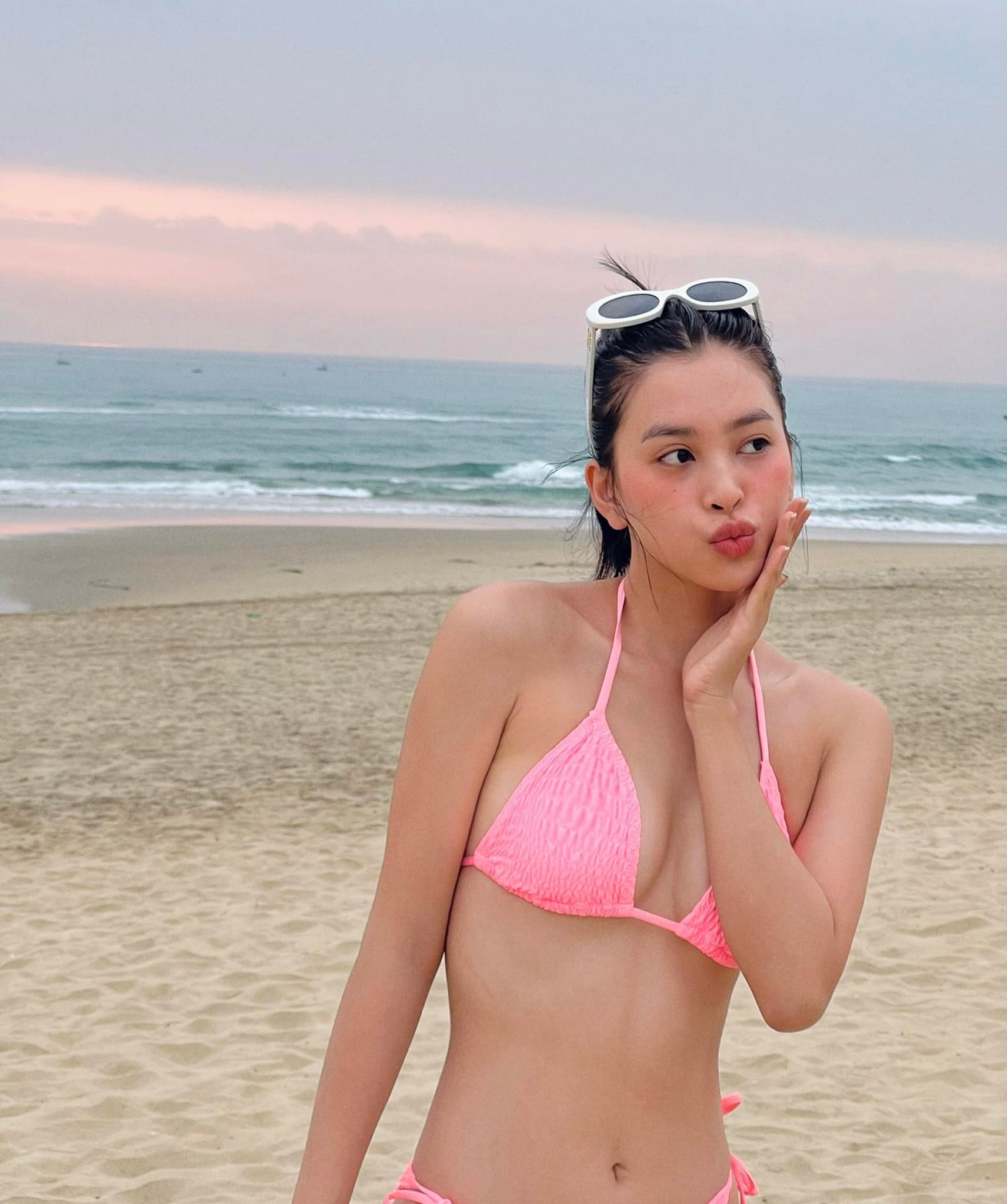 Miss Quang Nam showed off her beautiful swimsuit photo, everyone was in awe of her body " too burnt"  - 3
