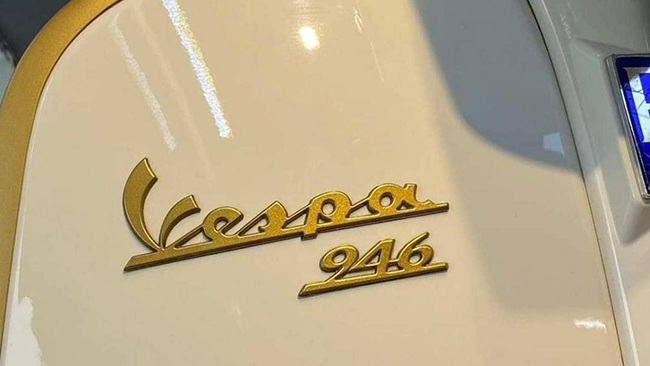 Đây là bản giới hạn đặc biệt, kỷ niệm 75 năm thương hiệu Vespa và 75 năm thành lập Dior (1946-2021)
