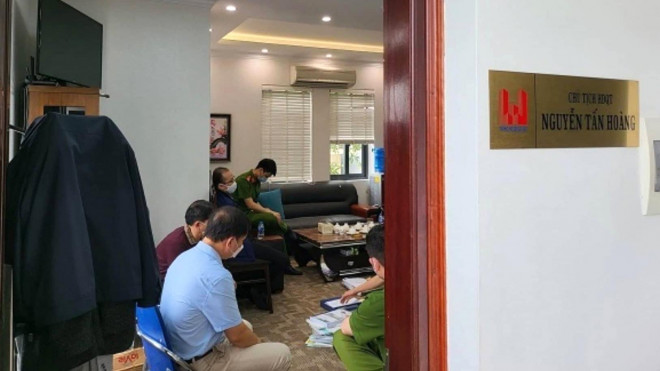 Công an khám xét phòng làm việc của bị can Hoàng - Ảnh: Công an cung cấp