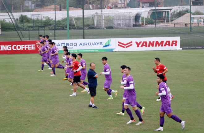 HLV Park Hang-seo quan sát các học trò tập luyện chiều 21-3 để chuẩn bị cho trận gặp Oman. Ảnh: VFF
