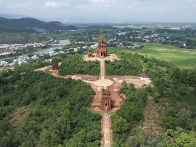 Tin tức trong ngày - Tôn tạo tháp Bánh Ít ở Bình Định: Giám đốc sở ký nhiều văn bản lạ