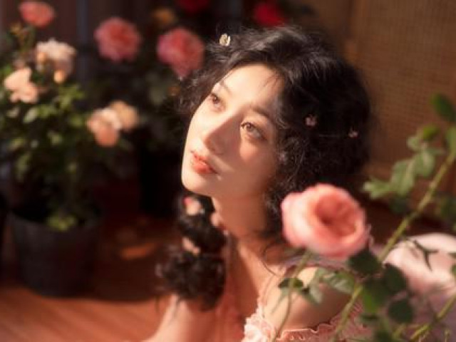 Bạn trẻ - Cuộc sống - Vẻ đẹp ngọt ngào của nàng ‘Rose’ trường Kinh tế - Tài chính