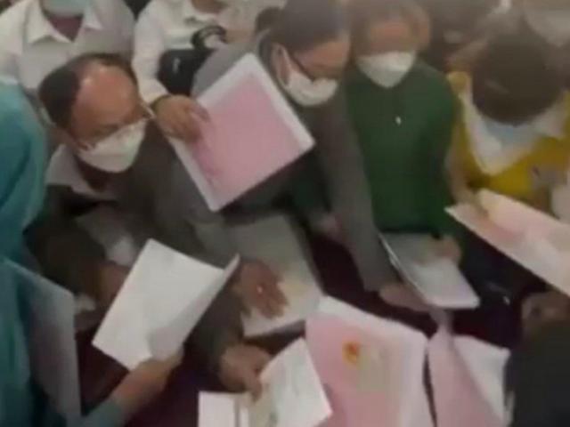 Tin tức trong ngày - Sự thật hàng chục người ở Bình Dương đi từ 4 giờ sáng, chen lấn, xô đẩy để công chứng đất