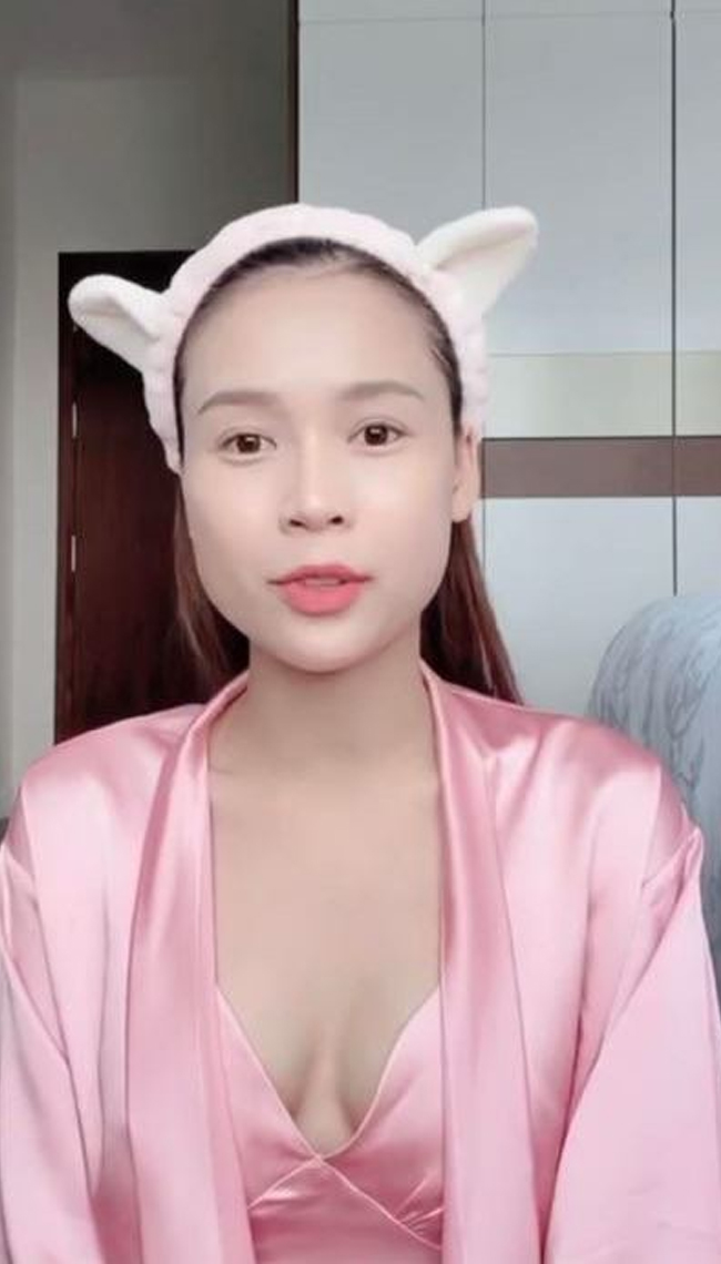 Sam diện váy ngủ nhưng để tránh sự cố cô còn sử dụng thêm áo khoác cùng tông màu ở bên ngoài.
