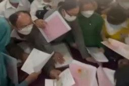 Tin tức trong ngày - Sự thật hàng chục người ở Bình Dương đi 4 giờ sáng, chen lấn, xô đẩy để công chứng đất