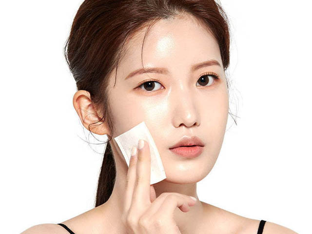 Làm đẹp - Khi bị mụn có nên dùng nước muối sinh lý vệ sinh da hằng ngày?